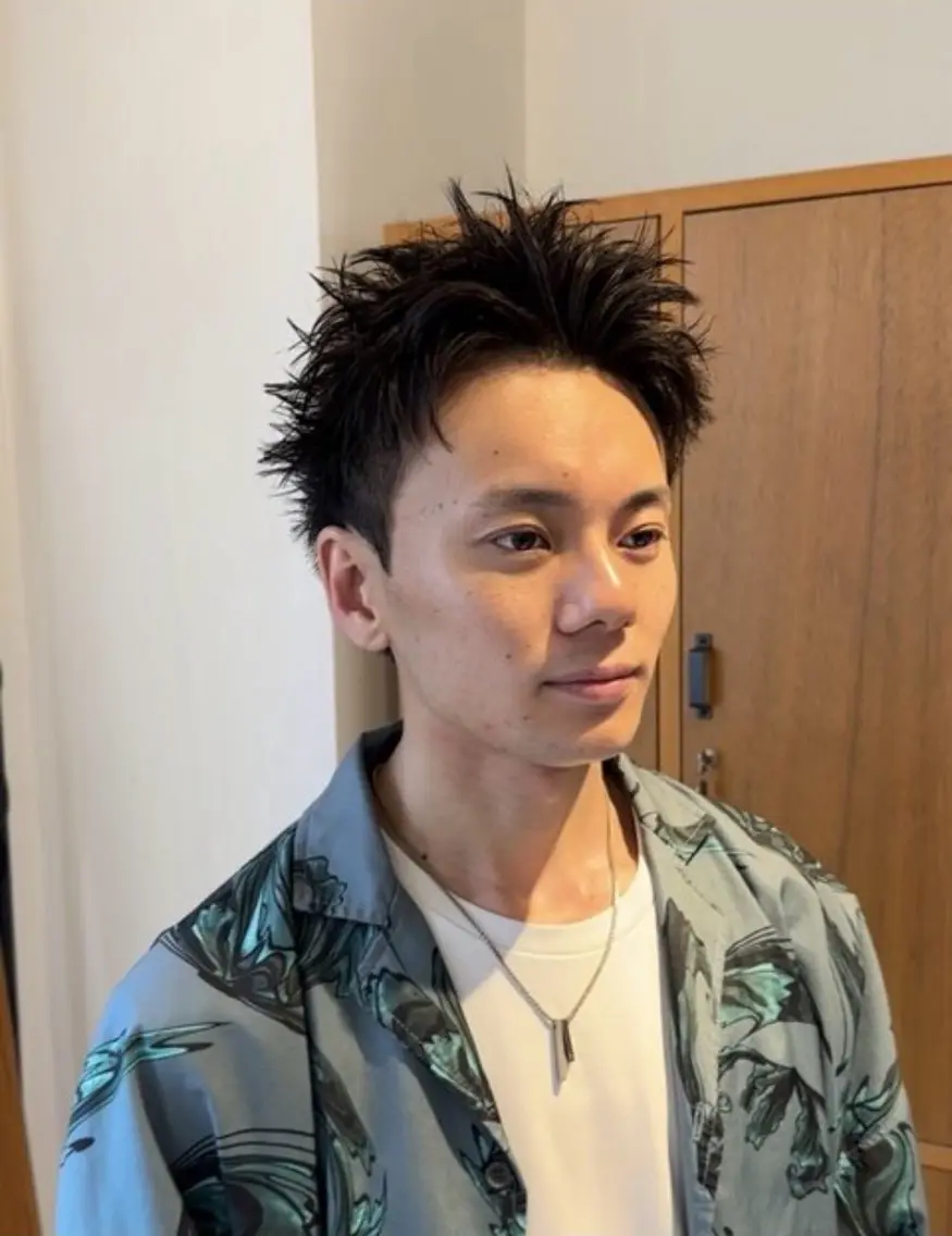 パーマ メンズ メンズブリーチ センターパート メンズハイトーン カルマパーマ メンズ韓国風 カット 似合わせメンズカット ブリーチ/ウルフ/栄のヘアスタイル