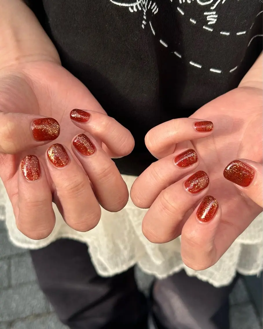 ネイル ブラウン ゴールド ラメ(グリッター) 赤色 ハンドネイル レイヤー/ネイル COCOROのヘアスタイル