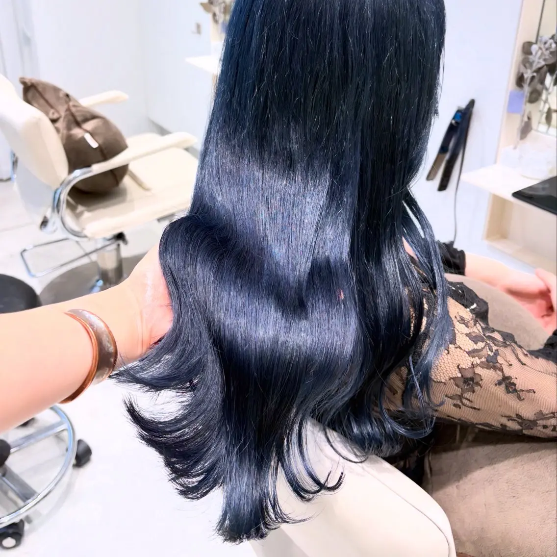ロング カラー 黒髪 ブルーカラー ブルーブラック ブルージュ ダブルカラー カット ヘアカラー トリートメント ヘッドスパ ヘアセット カジュアルを女っぽく 𝗮𝘆𝗮𝗰𝗼のヘアスタイル