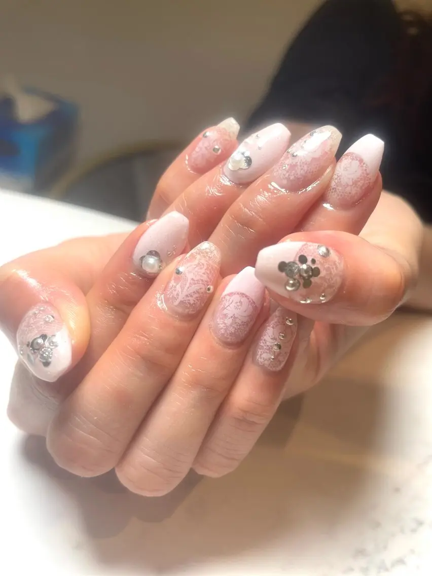 レースネイル＆フレンチネイル＆スパンコール銀玉デザイン🌟の写真