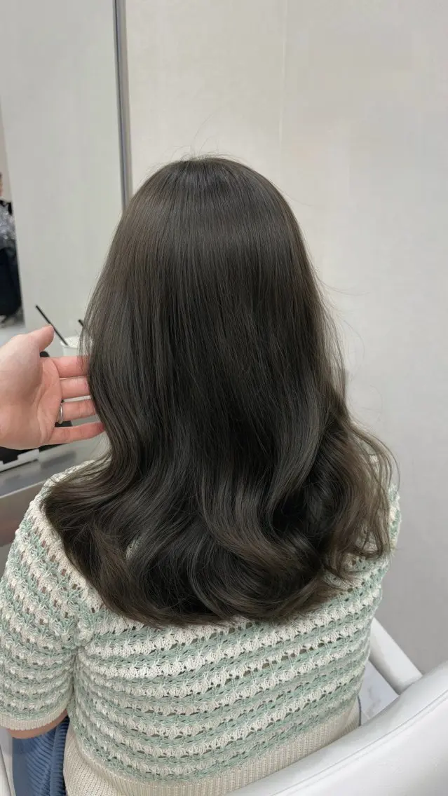 ミディアム カラー パーマ ベージュカラー ブリーチ 透明感カラー ダブルカラー グレージュ カット ヘアカラー トリートメント TOMO/ブリーチ 無しオリーブのヘアスタイル