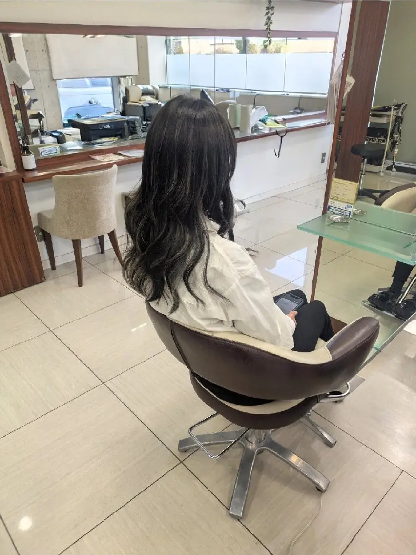 セミロング ハイライト Yoko ブリーチカラーのヘアスタイル
