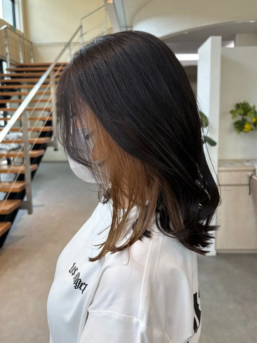 ミディアム カラー ベージュカラー ブリーチ カット ヘアカラー 安達まい/ インナーカラー◎のヘアスタイル