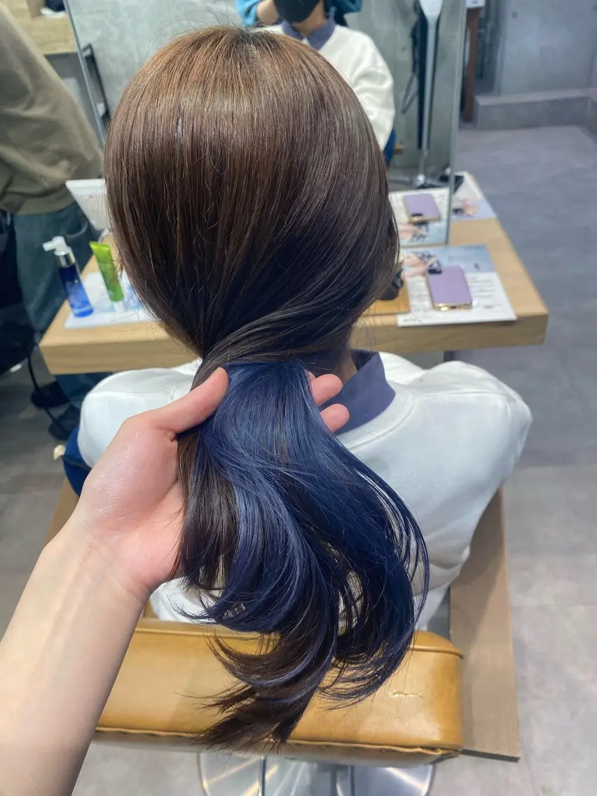ロング カラー ブリーチ ブルーカラー インナーカラー 有馬ミク🌈 似合わせ美容師のヘアスタイル