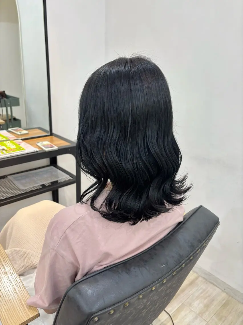 ミディアム カラー 黒髪 ブリーチ ブルーカラー ブルーブラック くさかみさき🌼暖色 /耳つぼ/オタク🌼のヘアスタイル