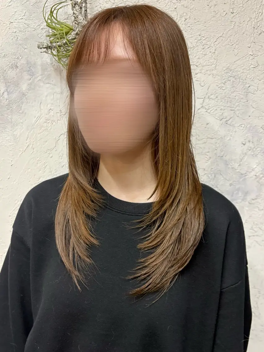 セミロング レイヤーカット ヘアカラー シモイケ ルアのヘアスタイル