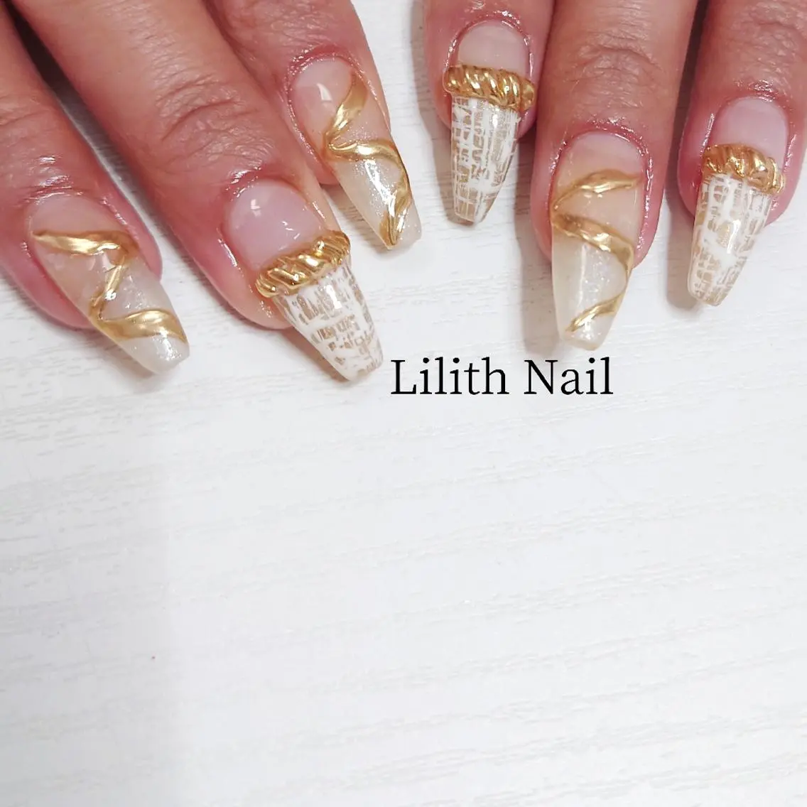 ネイル ジェルネイル ゴールド ミラーネイル ホワイト 冬ネイル Lilith Nailのネイルデザイン