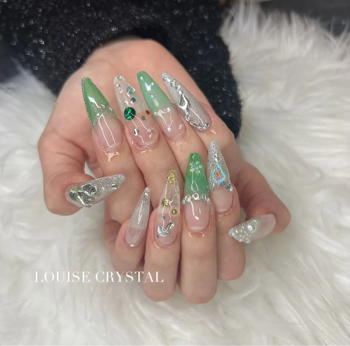 ネイル ハンドネイル LOUISE CRYSTALのネイルデザイン