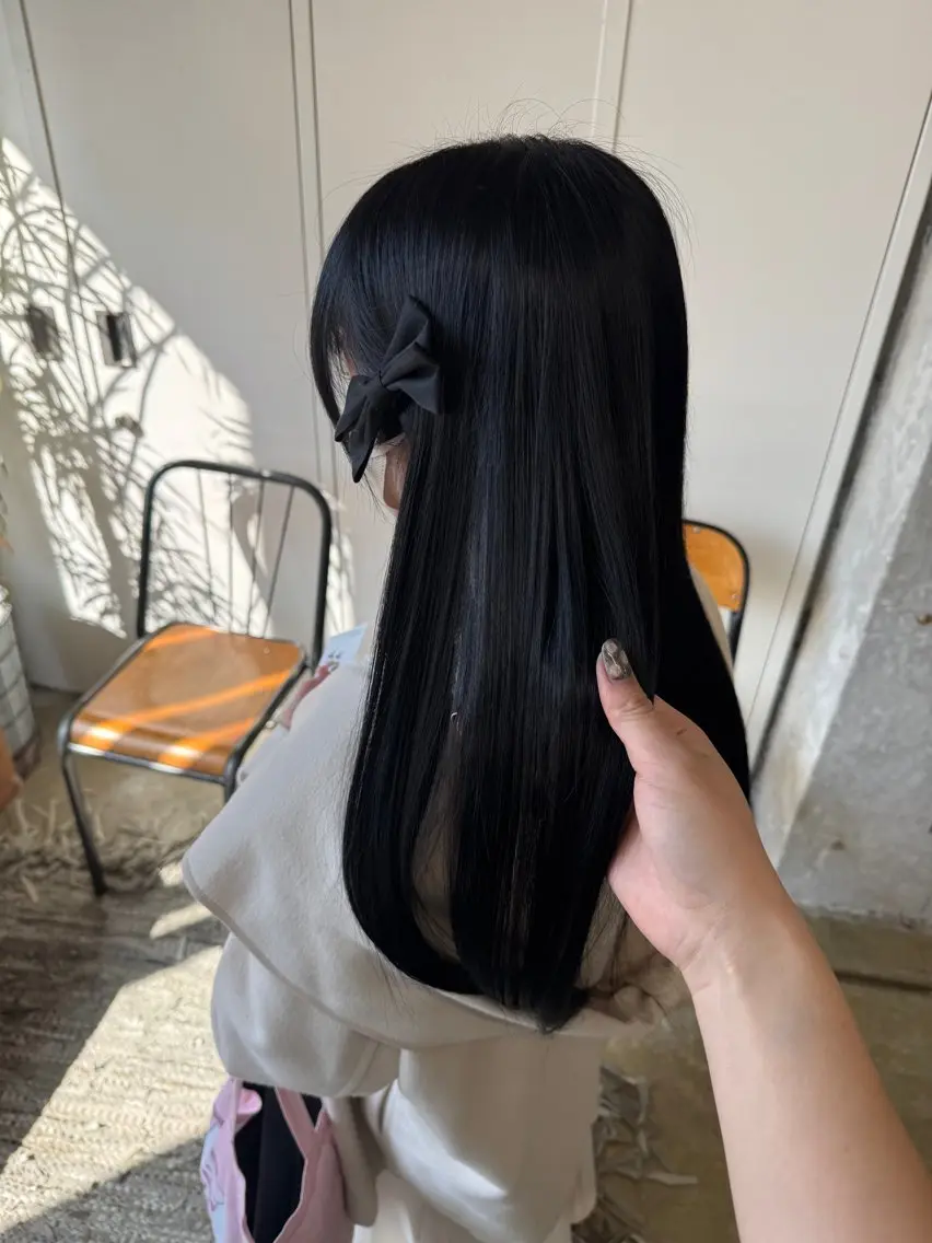 ロング カラー 黒髪 ブルーカラー ブルーブラック ヘアカラー トリートメント 森田遥奈/透明感カラ ー/似合わせカットのヘアスタイル