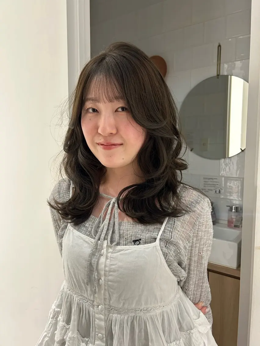セミロング カラー ベージュカラー オリーブベージュ レイヤーカット カット ヘアカラー オリーブベージュ/ ブリーチなし透明感のヘアスタイル