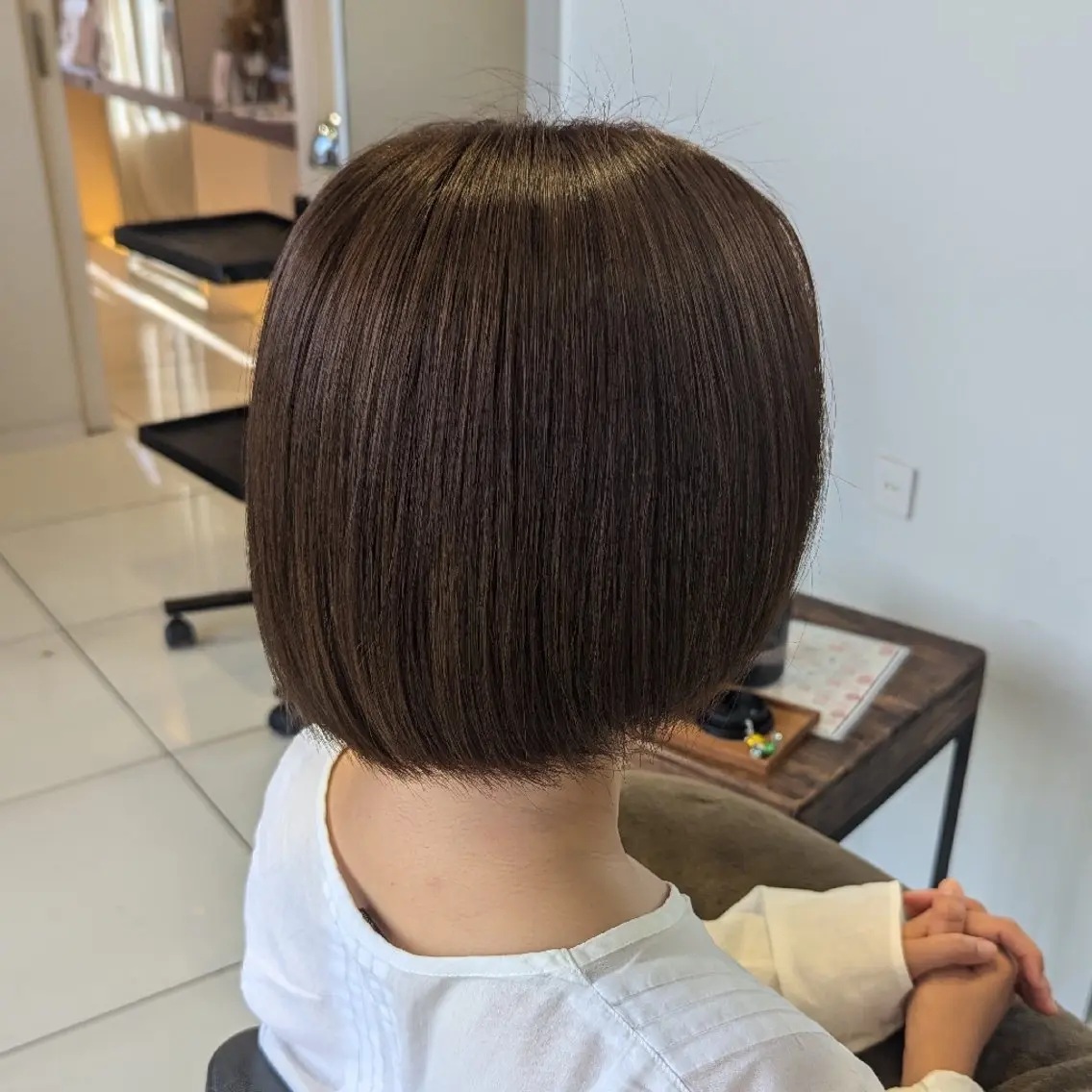 ショート カラー ブラウンカラー マロンブラウン お呼ばれヘア/顔周り カット/レイヤーのヘアスタイル