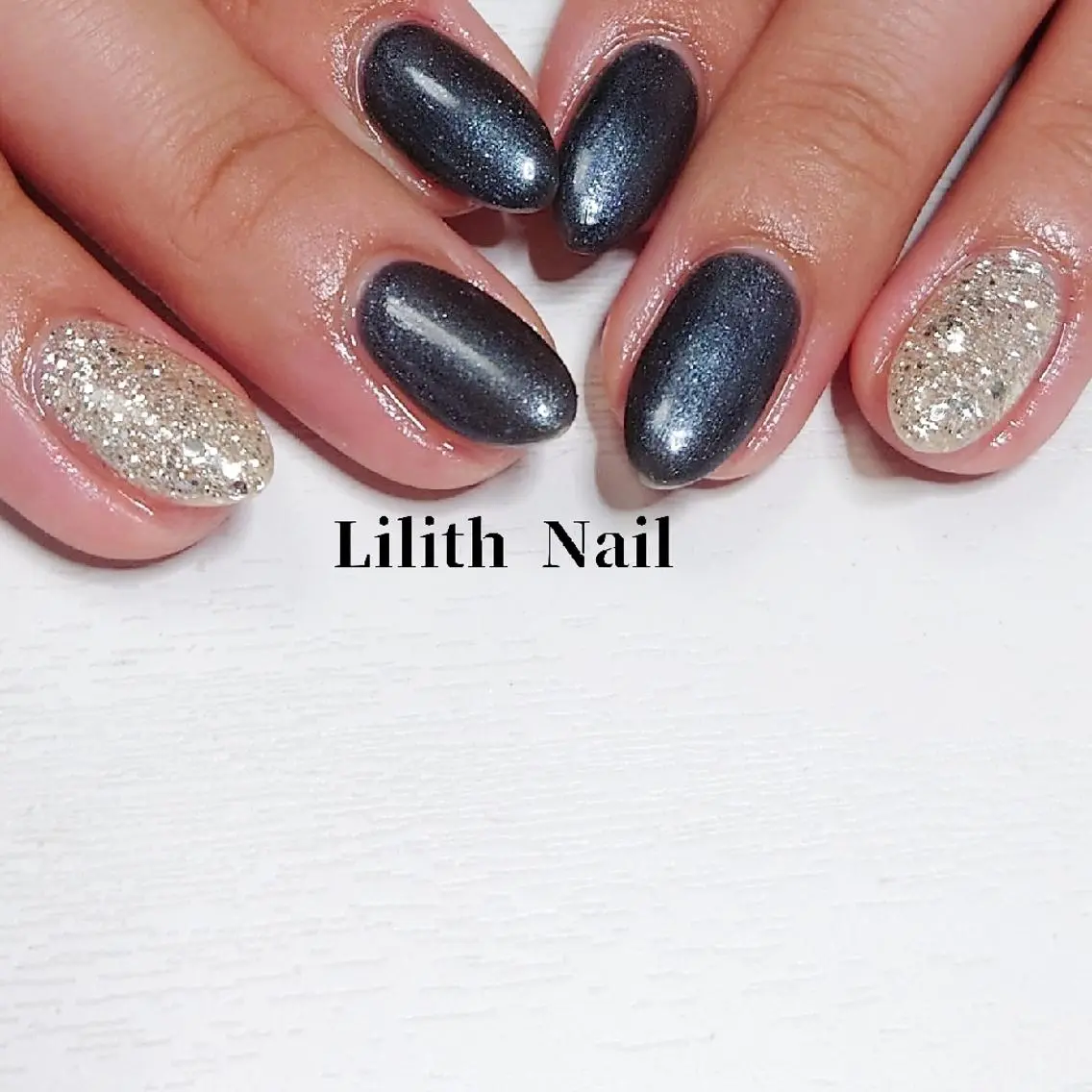 ネイル ラメ(グリッター) ワンカラーネイル シルバー 冬ネイル ハンドネイル Lilith Nailのネイルデザイン