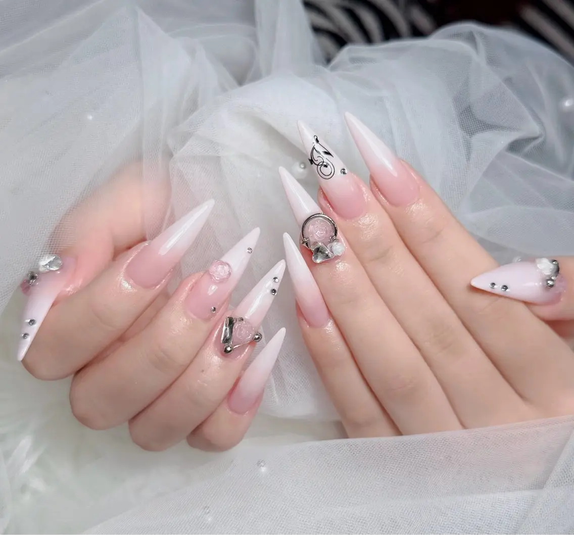 ネイル チークネイル 長さ出し フラッシュネイル フレンチネイル グラデーション ハンドネイル Lenie Nail Salonのネイルデザイン