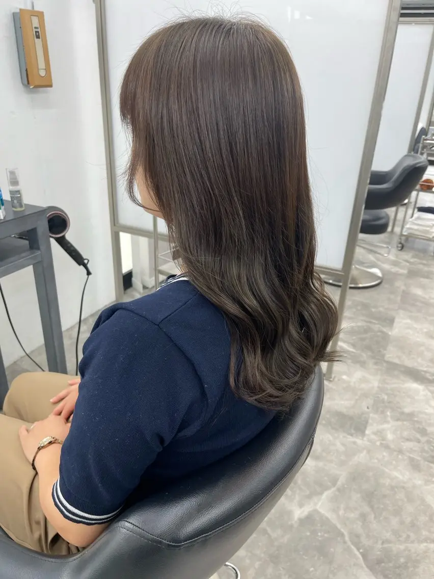 セミロング ヘアカラー 縮毛矯正🐼暖色 根本侑季のヘアスタイル