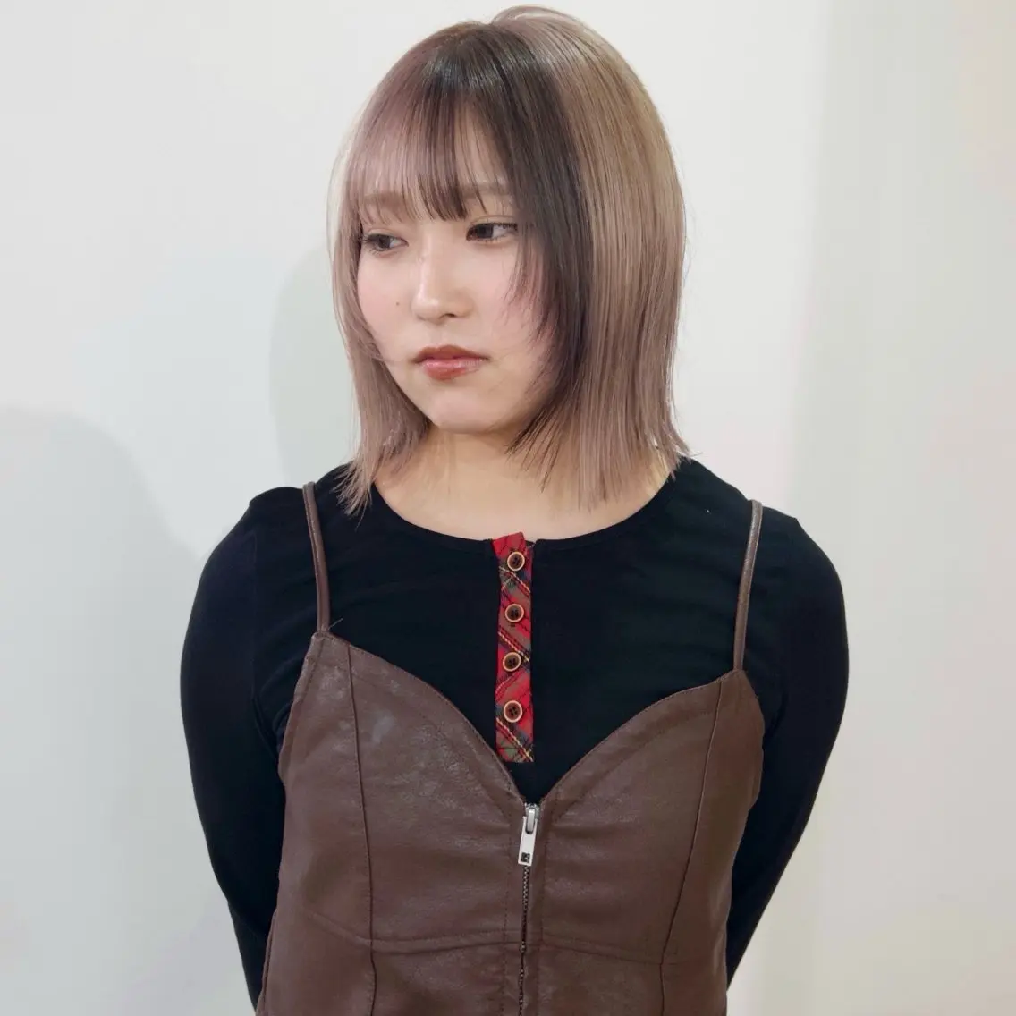 ミディアム カラー 透明感カラー ボブ 顔まわりレイヤー 顔周りカット レイヤーカット nonoka オリーブ/レイヤーのヘアスタイル