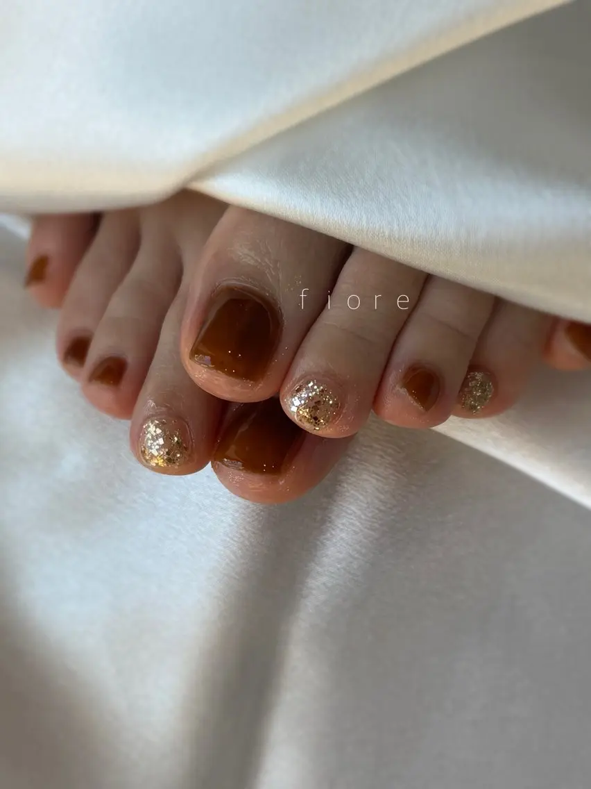ネイル フットネイル ゴールド フットネイル fiore Yuriのネイルデザイン