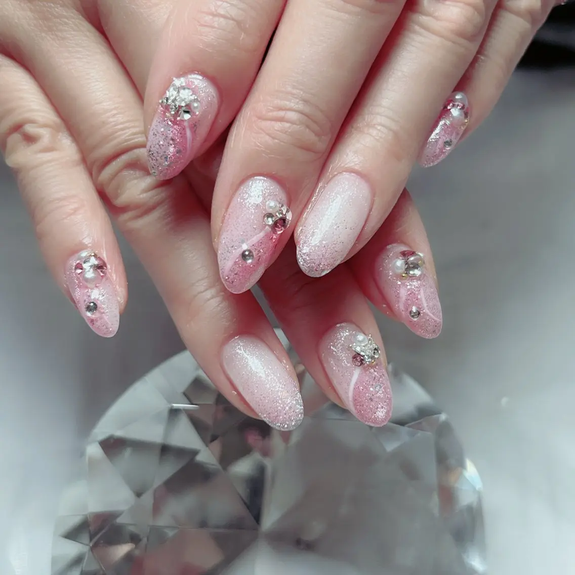 ネイル オーロラネイル フラワーネイル フレンチネイル キラキラネイル ラメ(グリッター) ハンドネイル Cute Tips nailのネイルデザイン