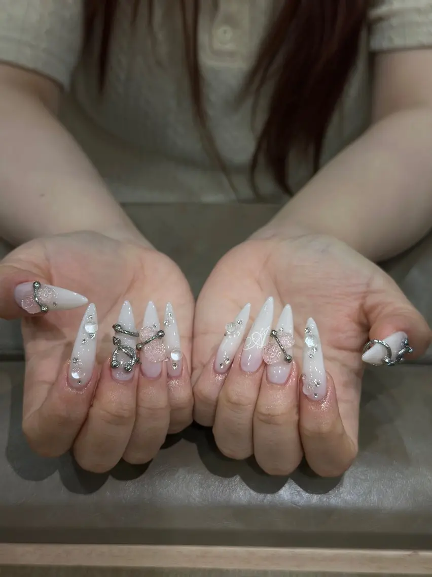 ネイル 氷ネイル・うるうるネイル 韓国ネイル ロングネイル ぷっくりネイル シルバー ハンドネイル 🎀AURA Nailsalonのネイルデザイン