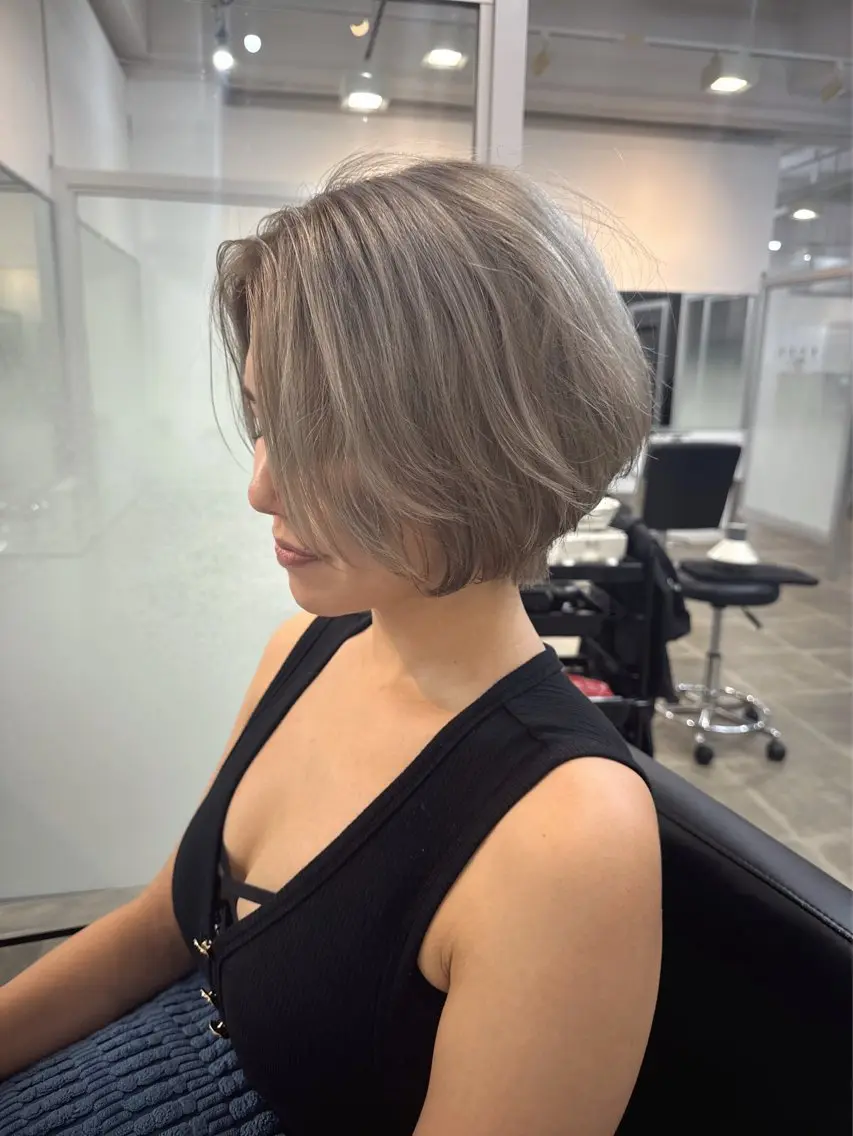 ショート カラー ベージュカラー ブリーチ ヘントナ カイのヘアスタイル