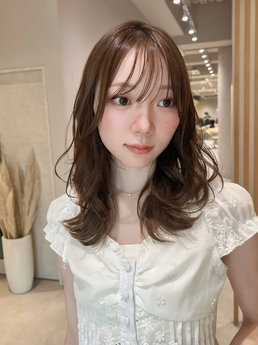 ミディアム カラー カット ヘアカラー トリートメント 興津/レイヤー/韓国 ハイトーン/美髪縮毛のヘアスタイル
