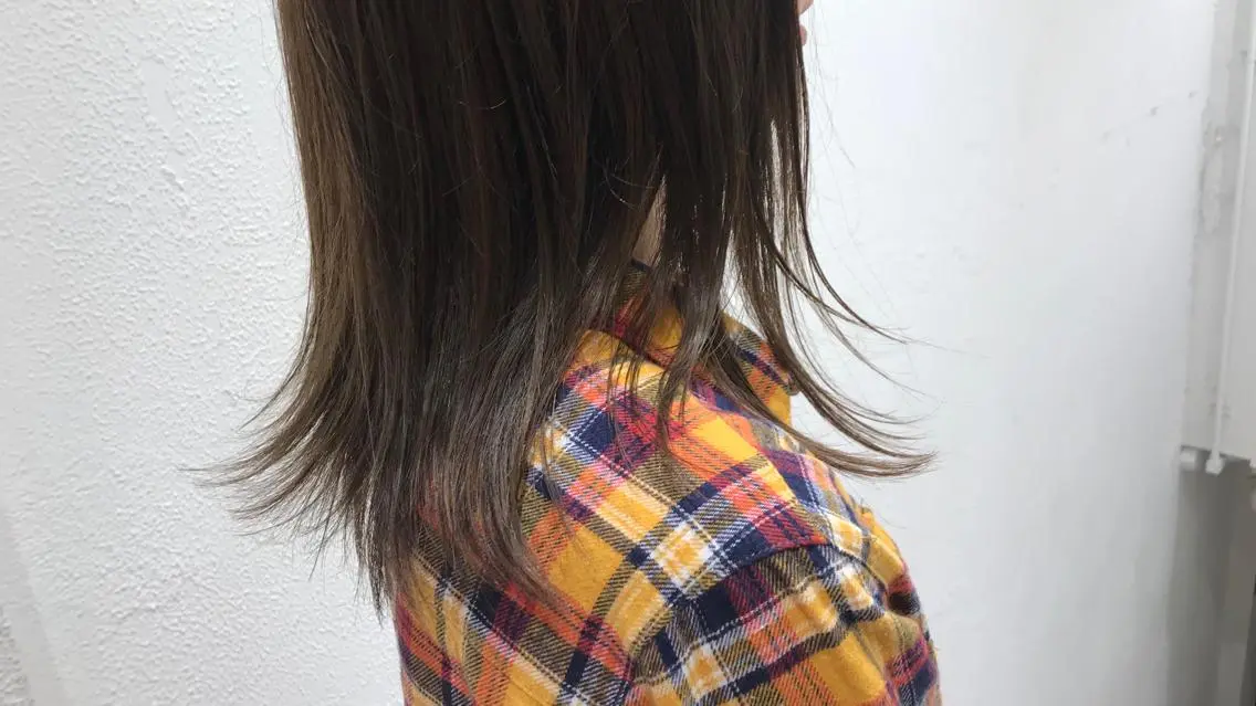 ミディアム カラー ブリーチ グレージュ ブリーチなしカラー 当日予約🆗✂︎ ウエモト タクのヘアスタイル