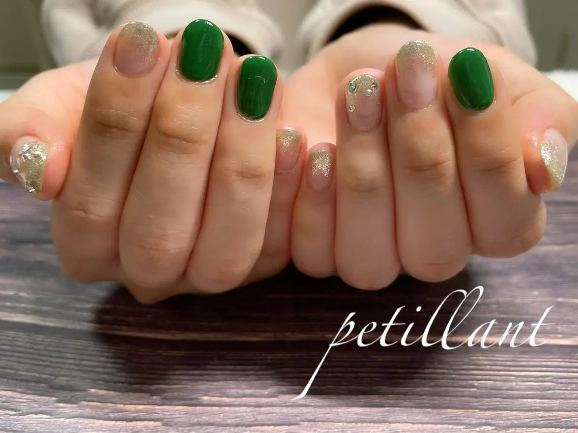 ネイル グリーン ラメ(グリッター) ラメグラデーション シルバー nail salon petillantのネイルデザイン