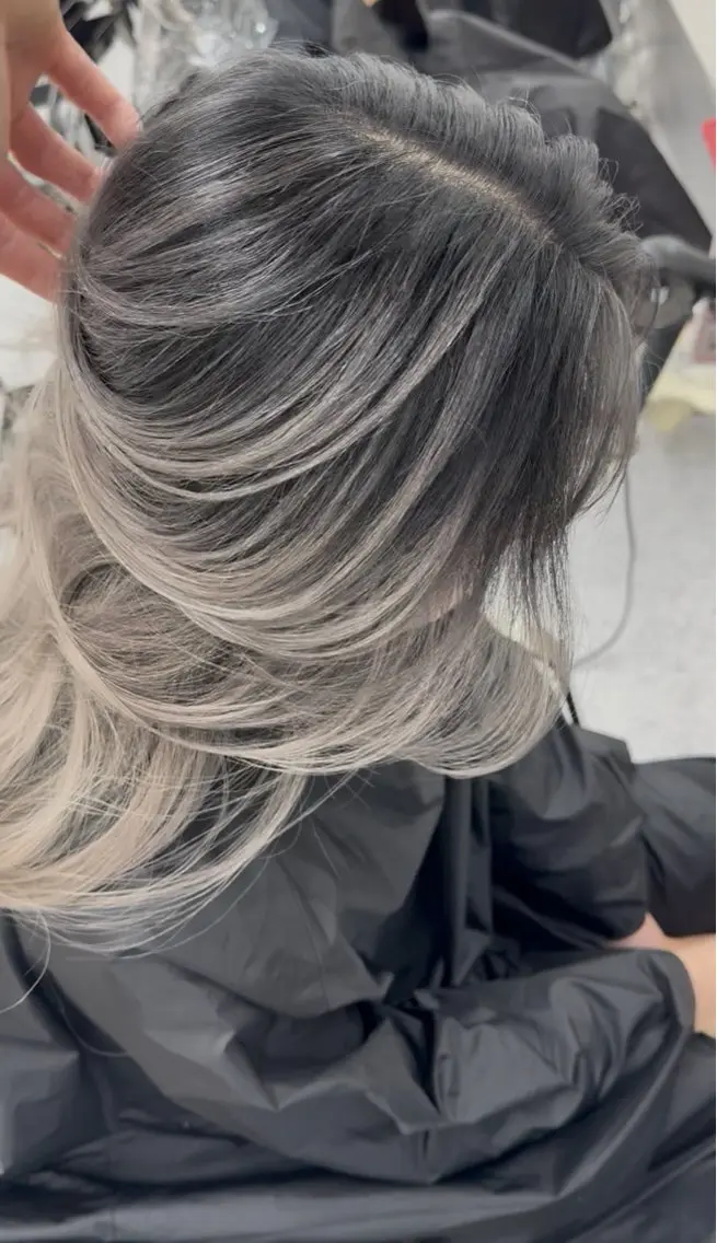 ロング レイヤーカット ハイトーンカラー/ ハイライトJUNKIのヘアスタイル