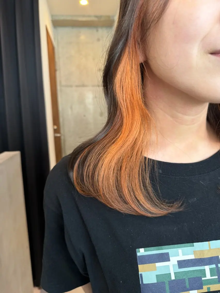 ミディアム カラー ベージュカラー インナーカラー オレンジ オレンジベージュ ヘアカラー トリートメント 切りっぱなしボブ/ ブリーチカラー/大塚のヘアスタイル