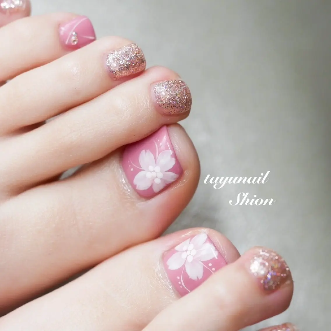 ネイル 桜ネイル フットネイル ジェルネイル ラメ(グリッター) パラジェル ネイルサロン 【たゆnail】のネイルデザイン
