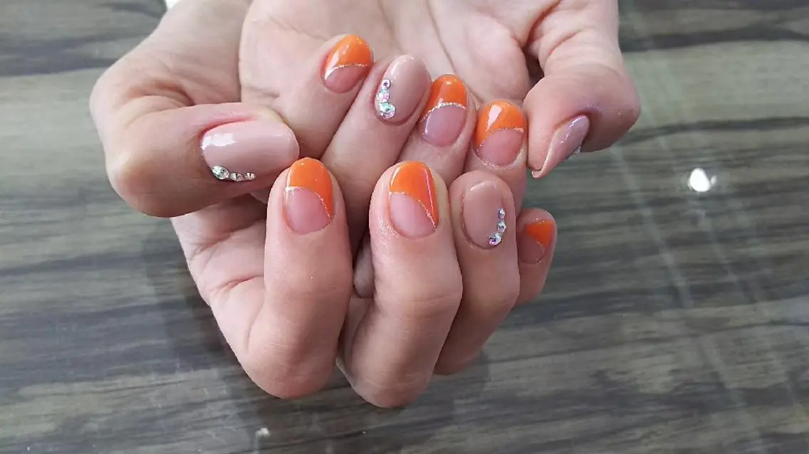 ネイル フレンチネイル 斜めフレンチ ワンカラーネイル オレンジ ストーンネイル Progress Nailのネイルデザイン