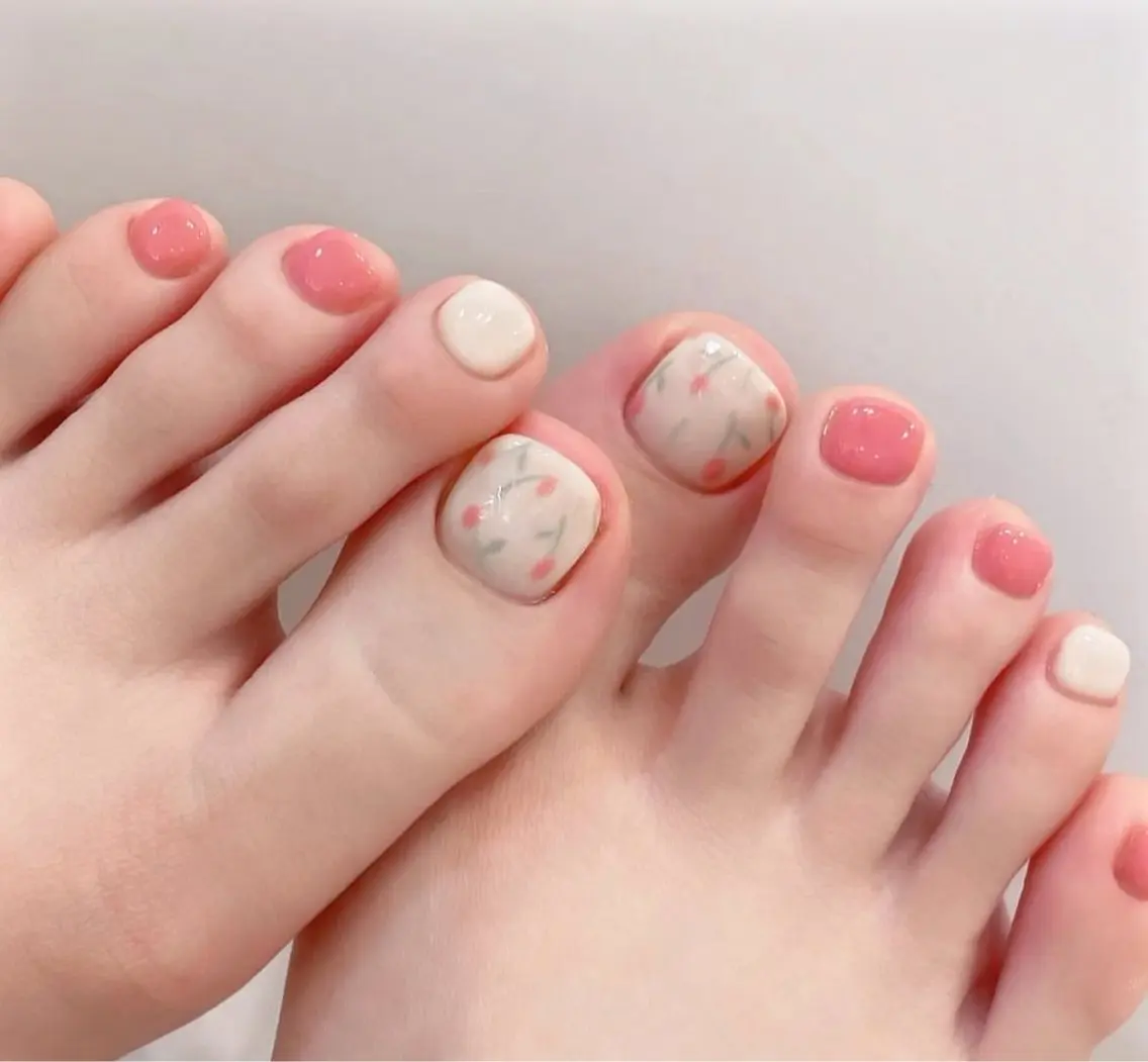 【土・日曜日限定★13:30～15：00】foot★持ち込みシンプルデザイン(両足アート4本)の写真