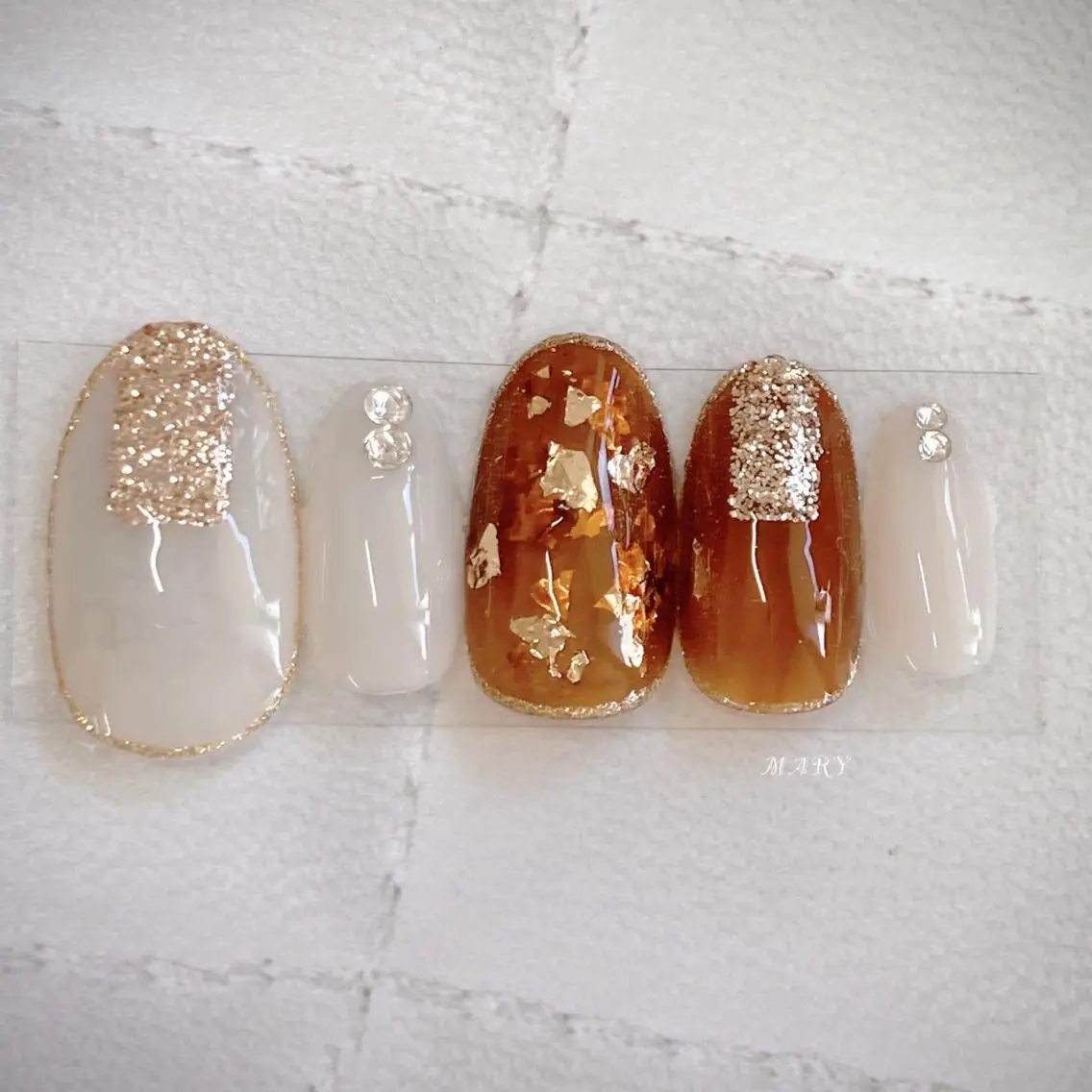 ネイル ブラウン キラキラネイル ニュアンスネイル ワンカラーネイル ホワイト Mary nail .narumiのネイルデザイン
