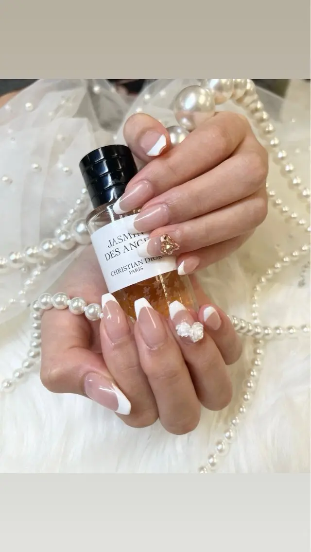 ネイル フットネイル フレンチネイル ジェルネイル ガラスフレンチ キラキラネイル ハンドネイル Queeens nailのネイルデザイン