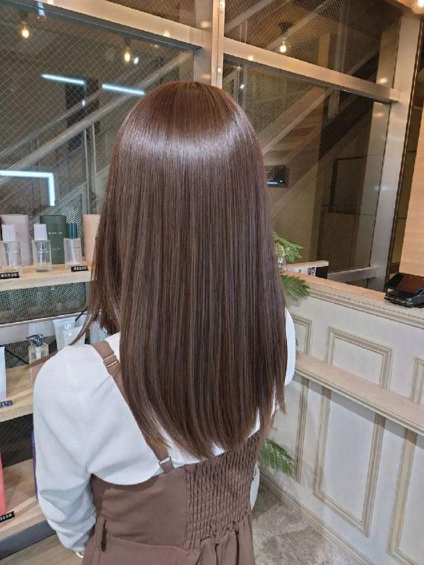 セミロング ケアカラー 縮毛矯正✨艶髪 シノハラ✨髪質改善のヘアスタイル