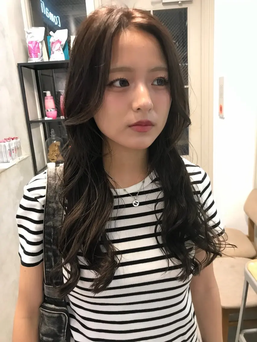 ロング カラー ブリーチ グレージュ ロング ヘアカラー トリートメント 赤み消しカラー/ ナチュラル/トモキのヘアスタイル