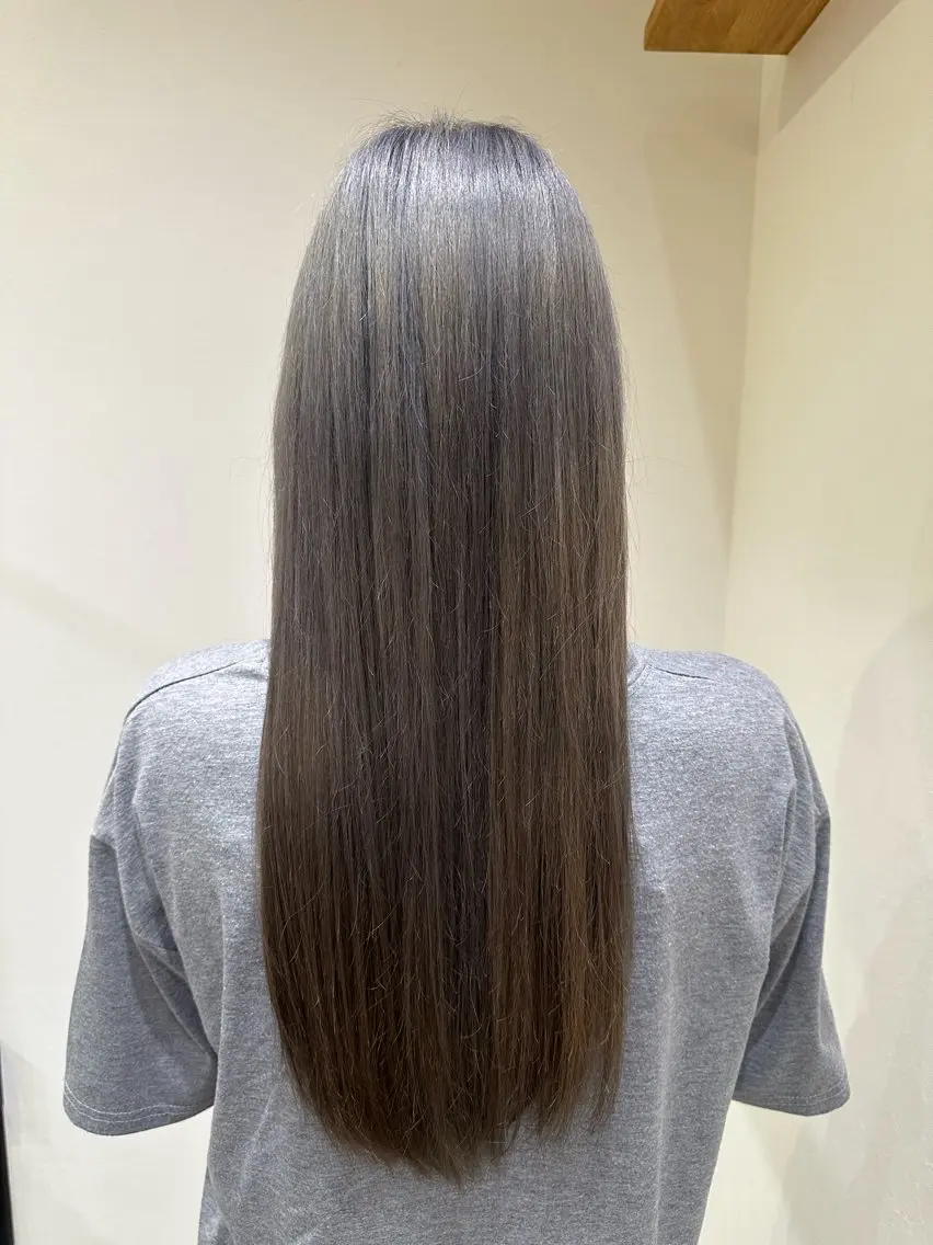 ロング カラー グレージュ 伊藤 旭華のヘアスタイル