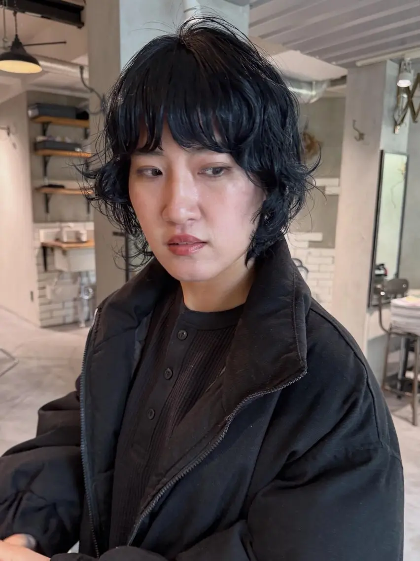ショート カラー パーマ 黒髪 ブルーカラー ブルーブラック ウルフカット ヘアカラー RorriM natsuのヘアスタイル