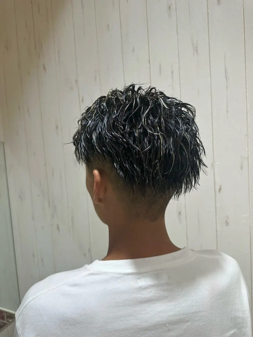 ショート カラー パーマ メンズ メンズブリーチ ダウンパーマ メンズハイライト メンズインナーカラー メンズ韓国風 カット ヘアカラー 中嶋 紘夢のヘアスタイル