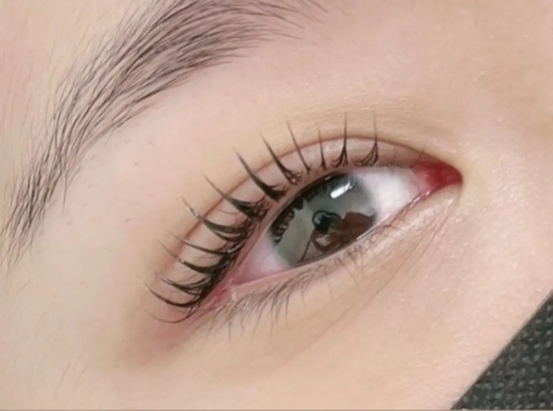 まつげパーマ👀  「ビューラーいらずで、朝のメイクもラクに時短できます✨」の写真