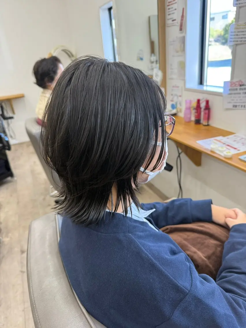 ミディアム 伸ばしかけ 学生 レイヤーカット ウルフカット ちほ/顔周りレイヤー /ベージュカラーのヘアスタイル