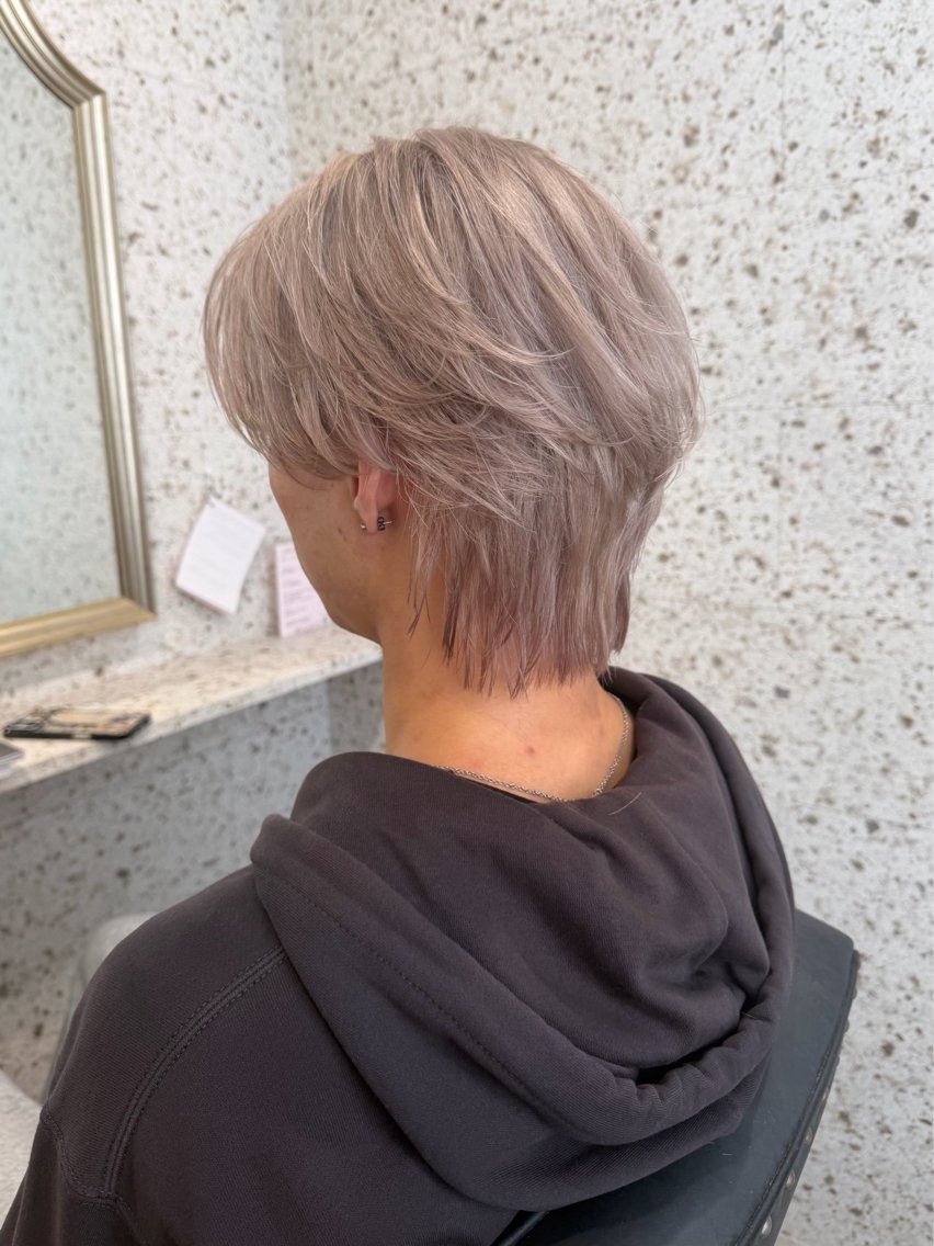 ミディアム カラー メンズ センターパート メンズハイトーン メンズウルフカット ベージュカラー ハイトーンカラー ヘアカラー SHOTO ハイトー ン/ブロンドカラーのヘアスタイル