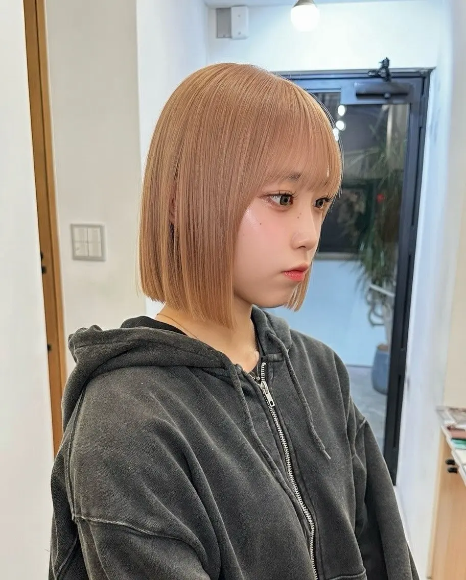 ショート カラー 切りっぱなしボブ ブリーチ ハイトーンカラー ボブ カット ヘアカラー トリートメント 似合わせボブ/縮毛 /ハイトーン/ひさとのヘアスタイル
