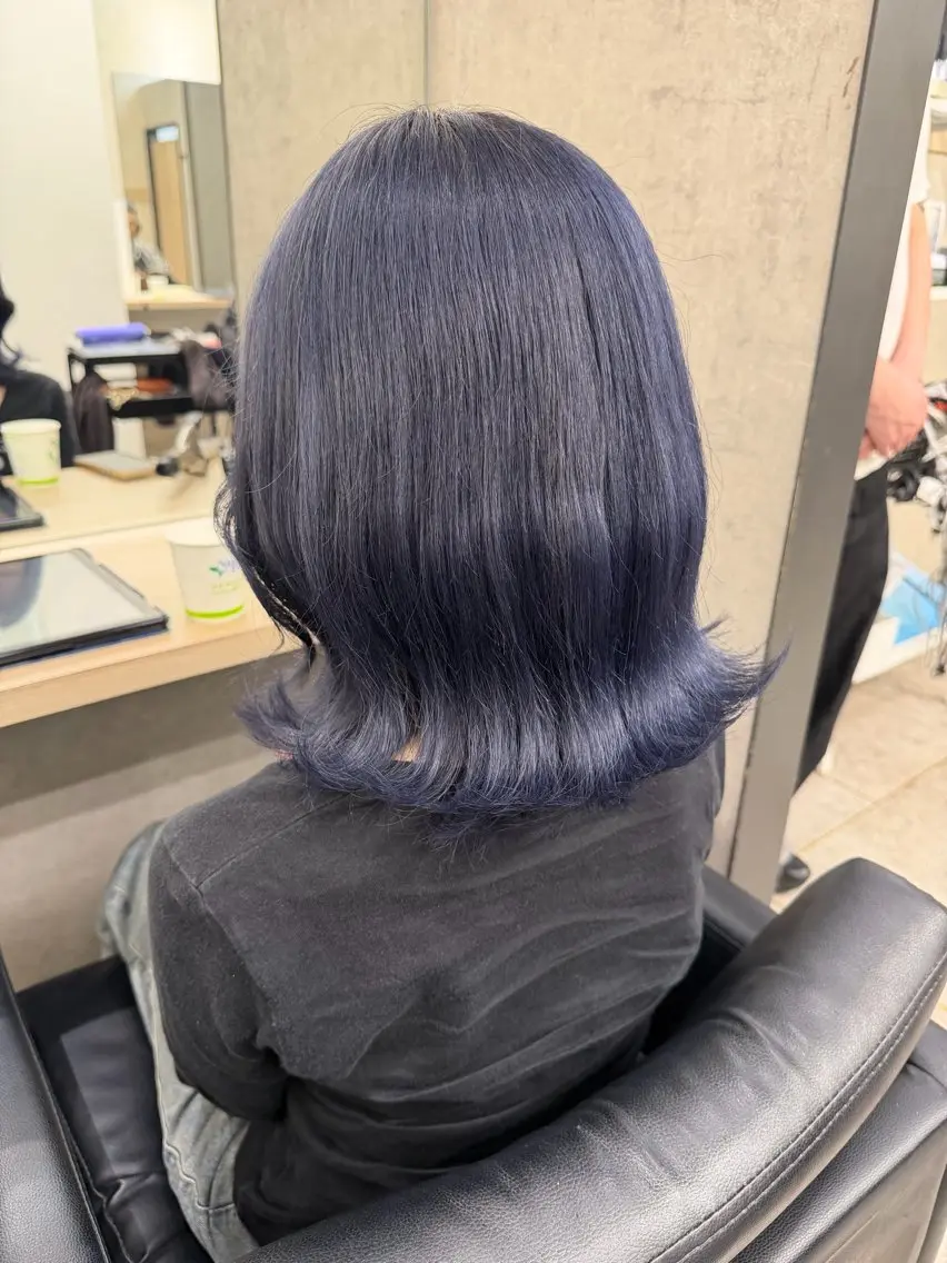 ミディアム カラー 黒髪 ブリーチ ダブルカラー ネイビーカラー ブリーチなしカラー ヘアカラー 🎀透明感 カラーHiROEのヘアスタイル