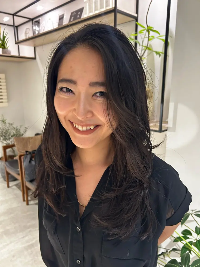 ロング かきあげバング レイヤーカット 暖色カラー 奥村陽花のヘアスタイル