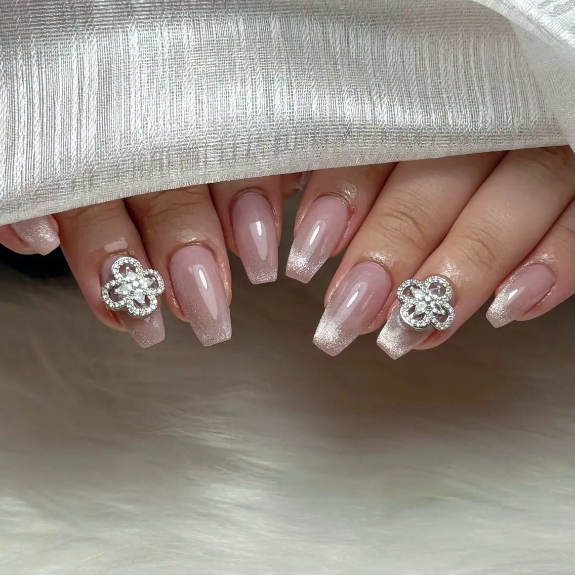ネイル フレンチネイル キラキラネイル マグネットネイル マグネットフレンチ オフィスネイル nailsalon ChuColaのネイルデザイン