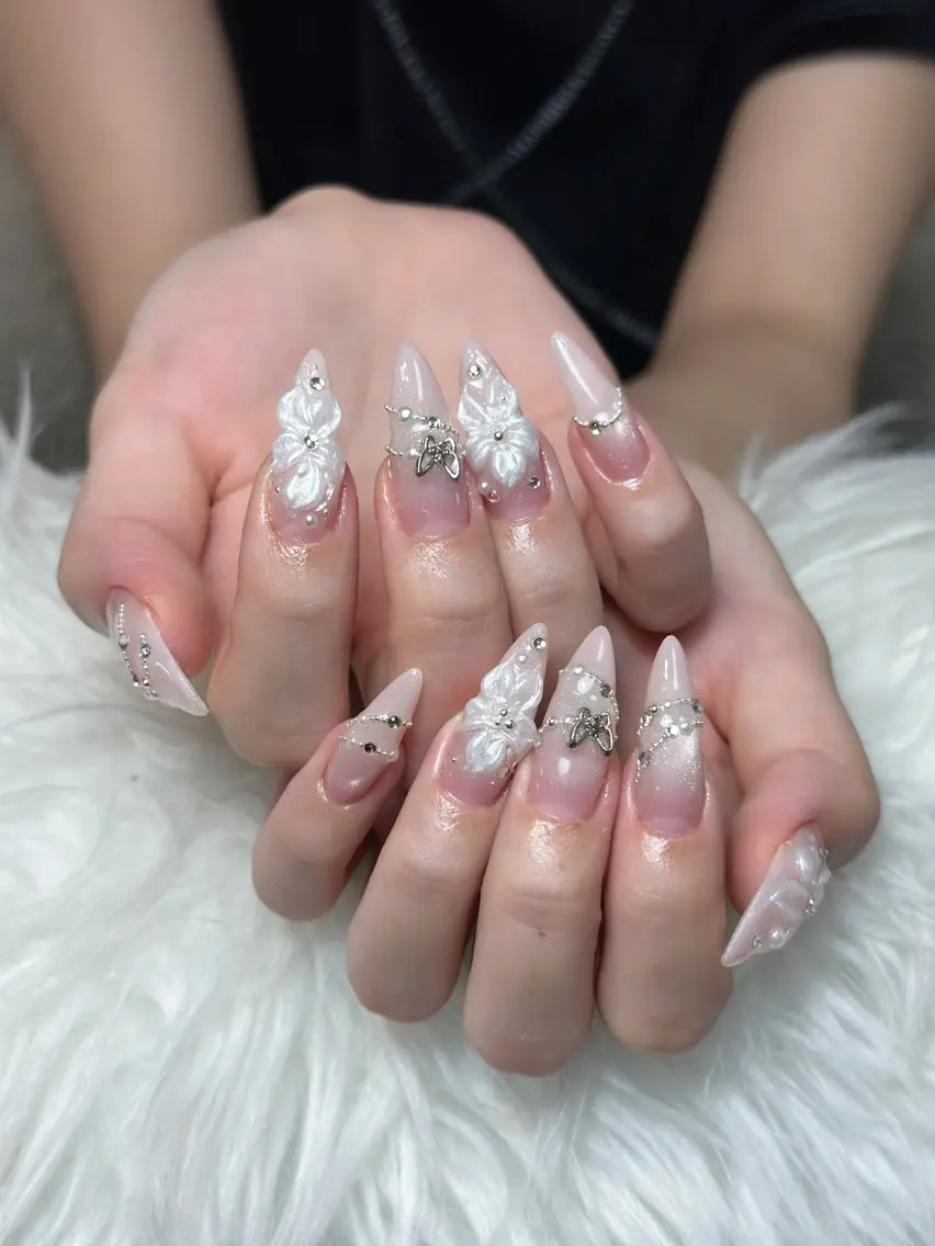 ネイル チークネイル ドット フレンチネイル グラデーション ハート ハンドネイル Julli NailStudioのネイルデザイン