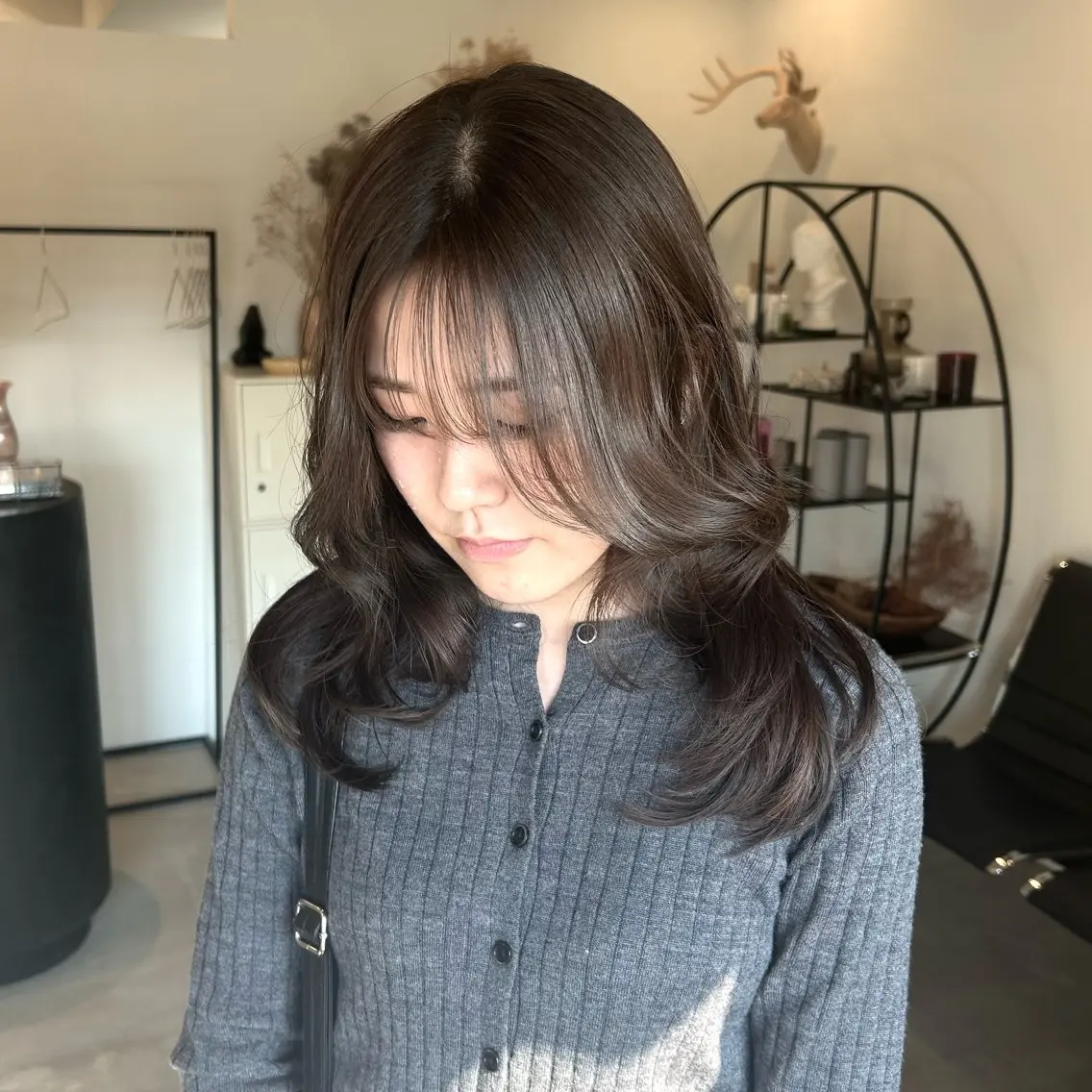 セミロング 鳥居 愛子のヘアスタイル