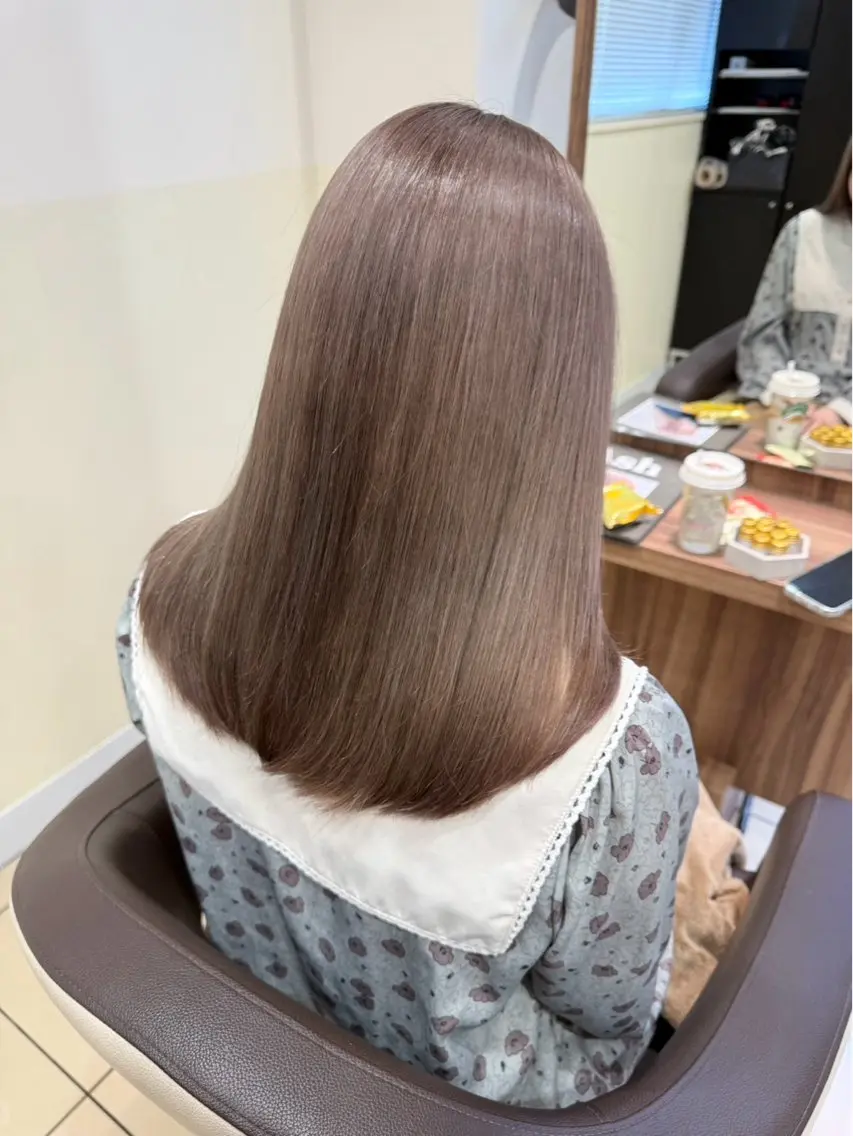 セミロング カラー 尾関 唯のヘアスタイル