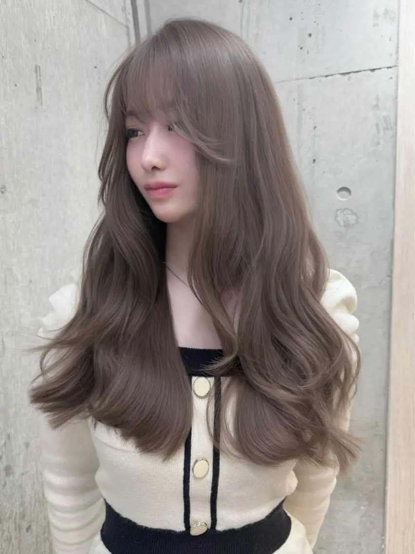 ロング カラー ヘアカラー トリートメント 失敗しないハイトーン ミルクティーベージュのヘアスタイル