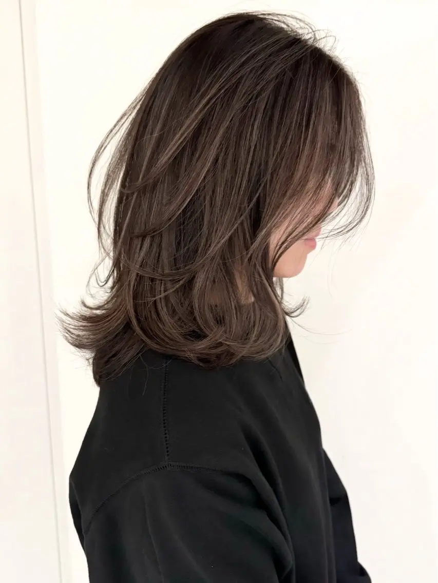セミロング カラー ハイライトカラー ハイライト レイヤーカット 新實 ゆりあのヘアスタイル